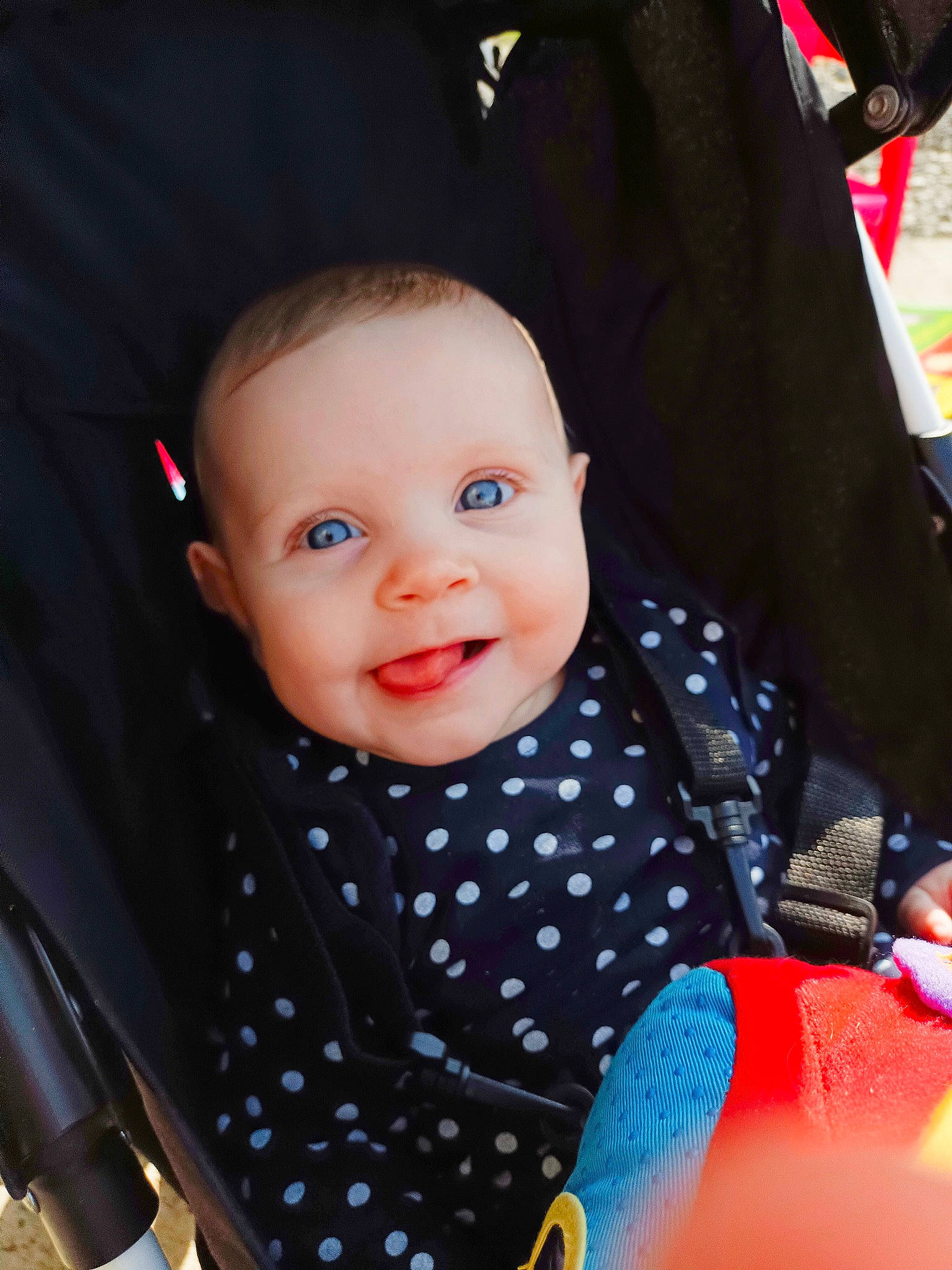 Capucine participe au concours pour gagner de l'argent avec cette photo : auto_part, baby, baby_carriage, baby_products, baby_safety, baby_toddler_clothing, cheek, child, electric_blue, eye, fun, happy, head, iris, lip, pattern, person, product, skin, smile