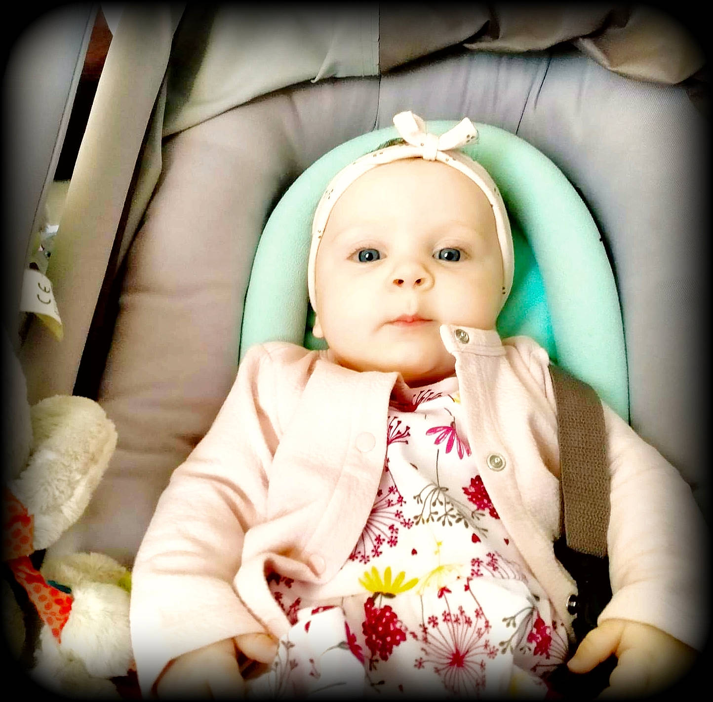 Capucine participe au concours pour gagner de l'argent avec cette photo : baby, baby_toddler_clothing, cheek, child, comfort, doll, eyelash, flash_photography, fun, happy, headwear, linens, nose, peach, person, portrait, portrait_photography, room, sitting, smile