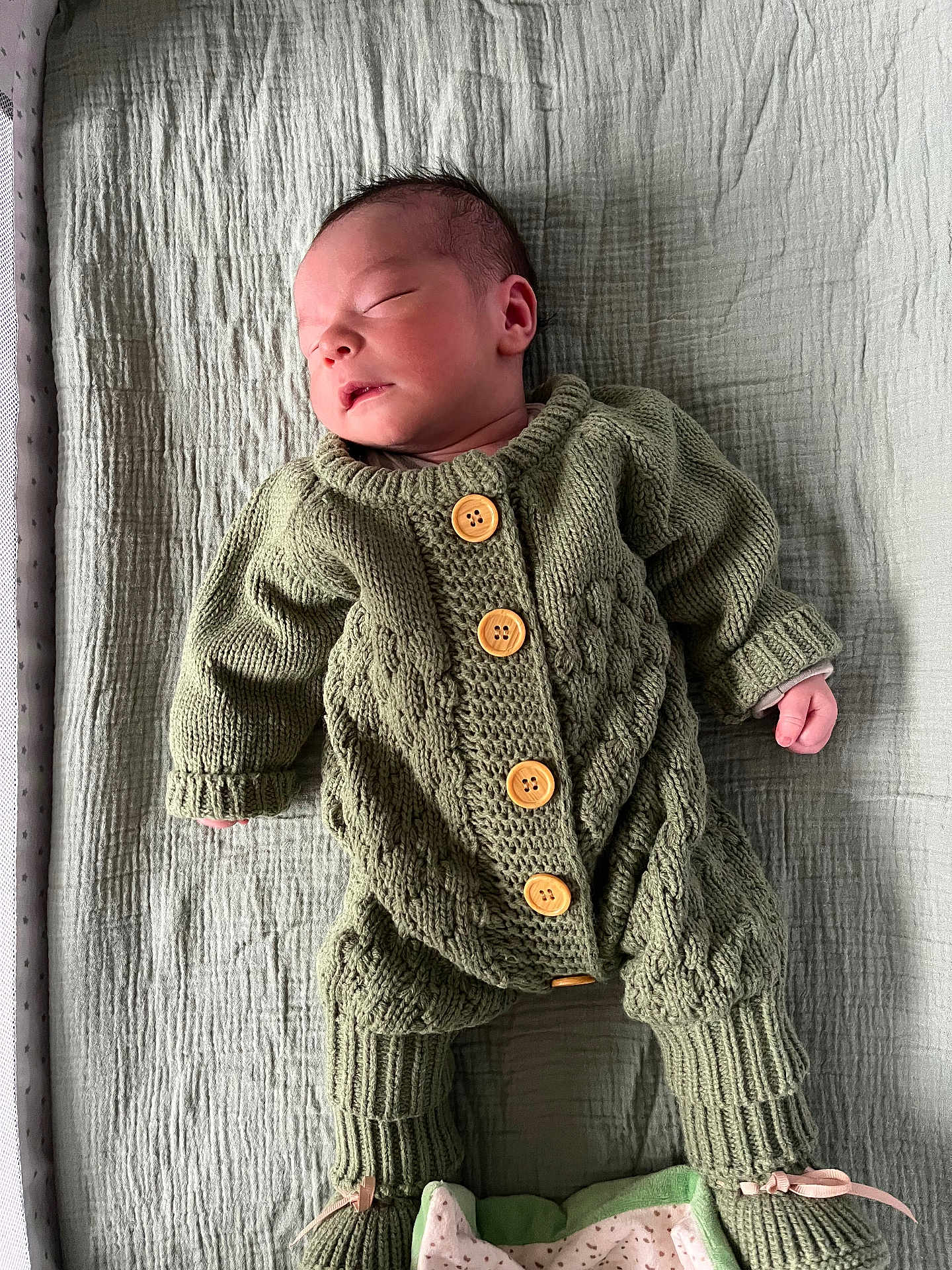 Gabin a rejoint le concours — aidez-le/la à gagner de superbes lots ! newborn, baby, sleeping, knitwear, green, buttons, blanket, infant, cozy, cute, peaceful, lying_down, child, soft, warm, indoors, portrait, clothing, footwear, relaxation