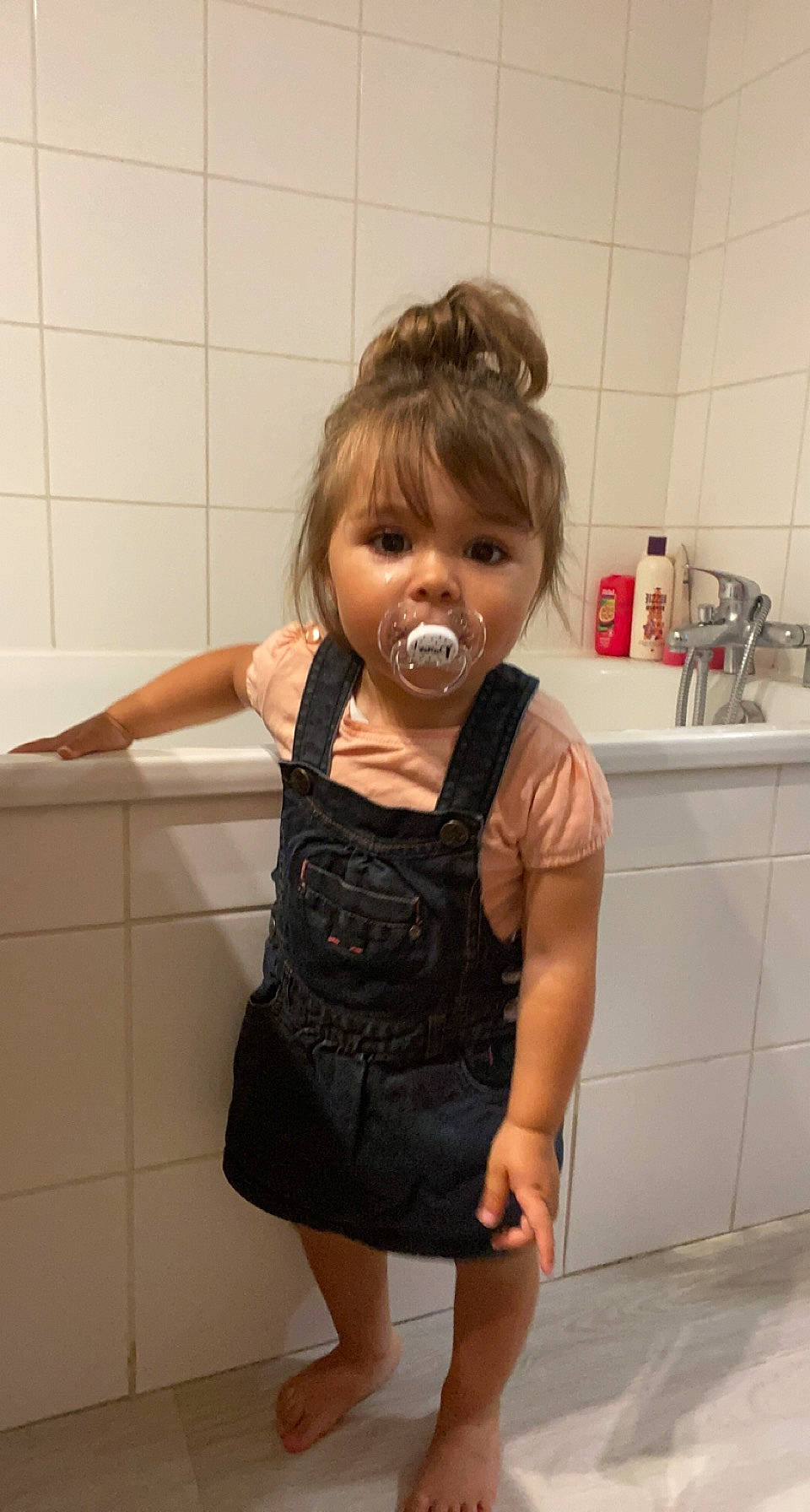 Lylou a rejoint le concours — aidez-le/la à gagner de superbes lots ! arm, baby_toddler_clothing, blond, dress, eye, eyelash, hair, head, kitchen_appliance, long_hair, mouth, neck, pattern, person, plumbing_fixture, sink, skin, sleeve, thigh, toddler