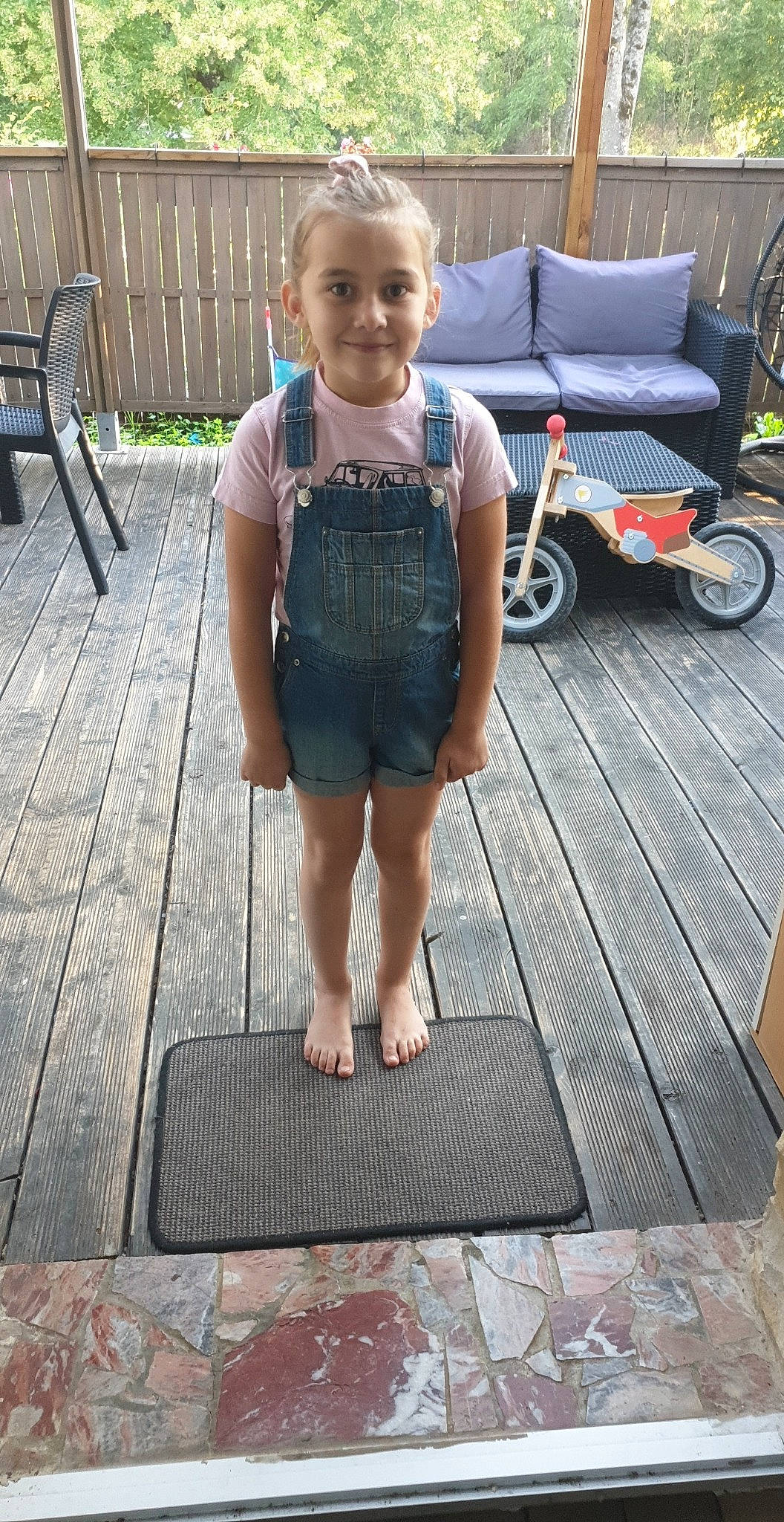 Evine a rejoint le concours — aidez-le/la à gagner de superbes lots ! barefoot, black, child, floor, flooring, hardwood, human_leg, joy, leisure, morning, outdoor_furniture, people, person, photograph, smile, snapshot, summer, tire, toddler, wheel