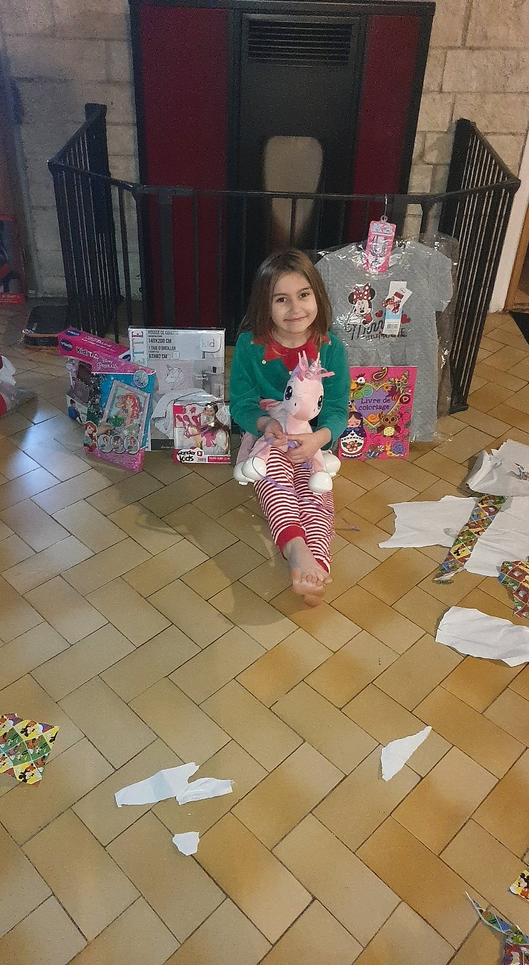 Evine a rejoint le concours — aidez-le/la à gagner de superbes lots ! baby, barefoot, beauty, child, floor, flooring, foot, fun, hardwood, human_leg, joy, pattern, person, pink, play, product, room, sitting, tile, tile_flooring