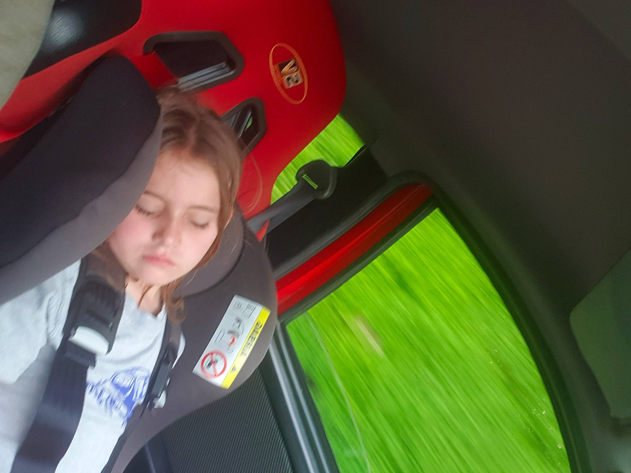 Evine a rejoint le concours — aidez-le/la à gagner de superbes lots ! auto_part, automotive_design, automotive_exterior, car_seat, child, fun, hoodie, leisure, machine, motor_vehicle, person, recreation, suit, tie, transport, vehicle, vehicle_door, windshield