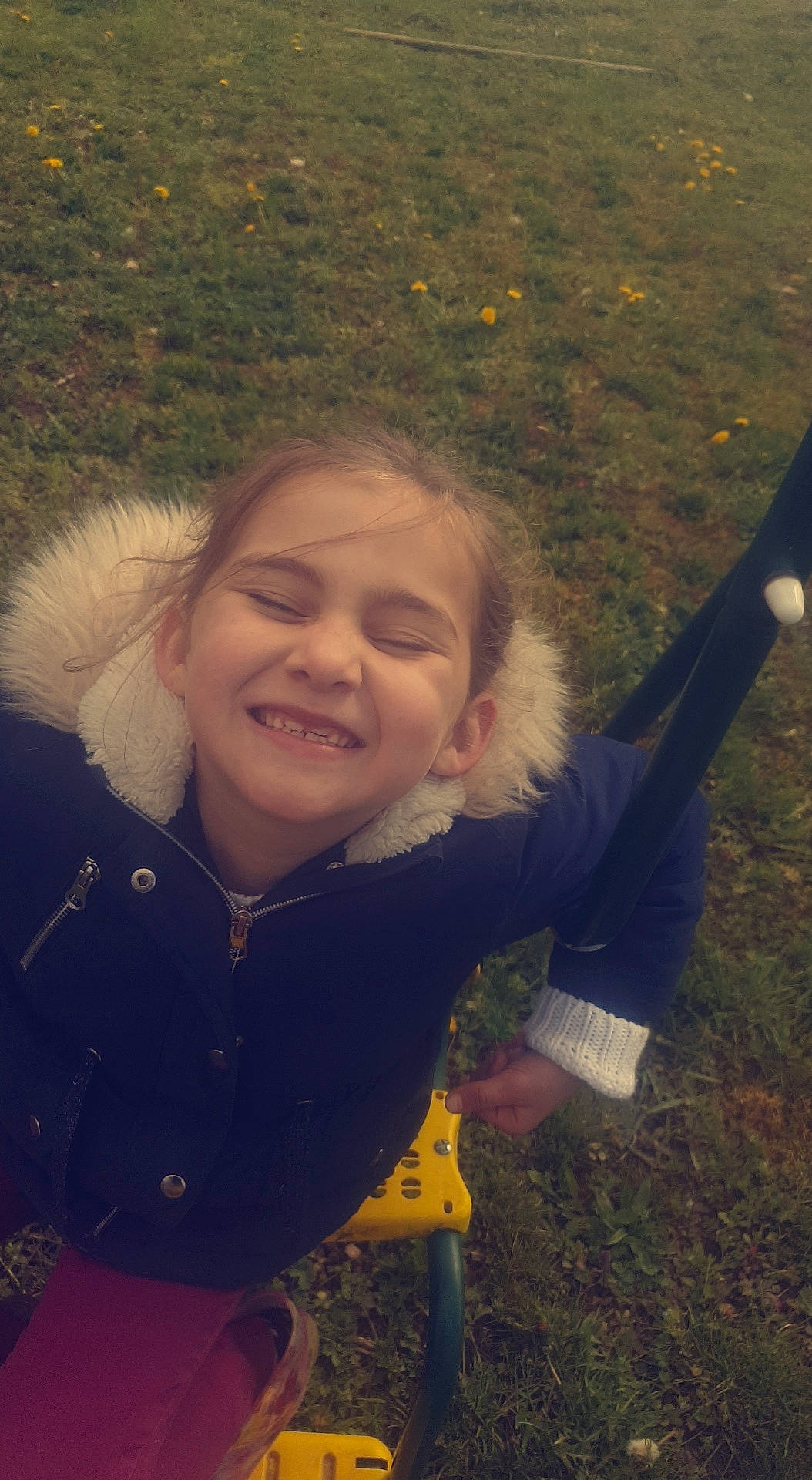 Evine a rejoint le concours — aidez-le/la à gagner de superbes lots ! child, cool, finger, fun, gesture, grass, hairstyle, happy, joy, leisure, people, people_in_nature, person, play, recreation, sitting, skin, soil, swing, toddler