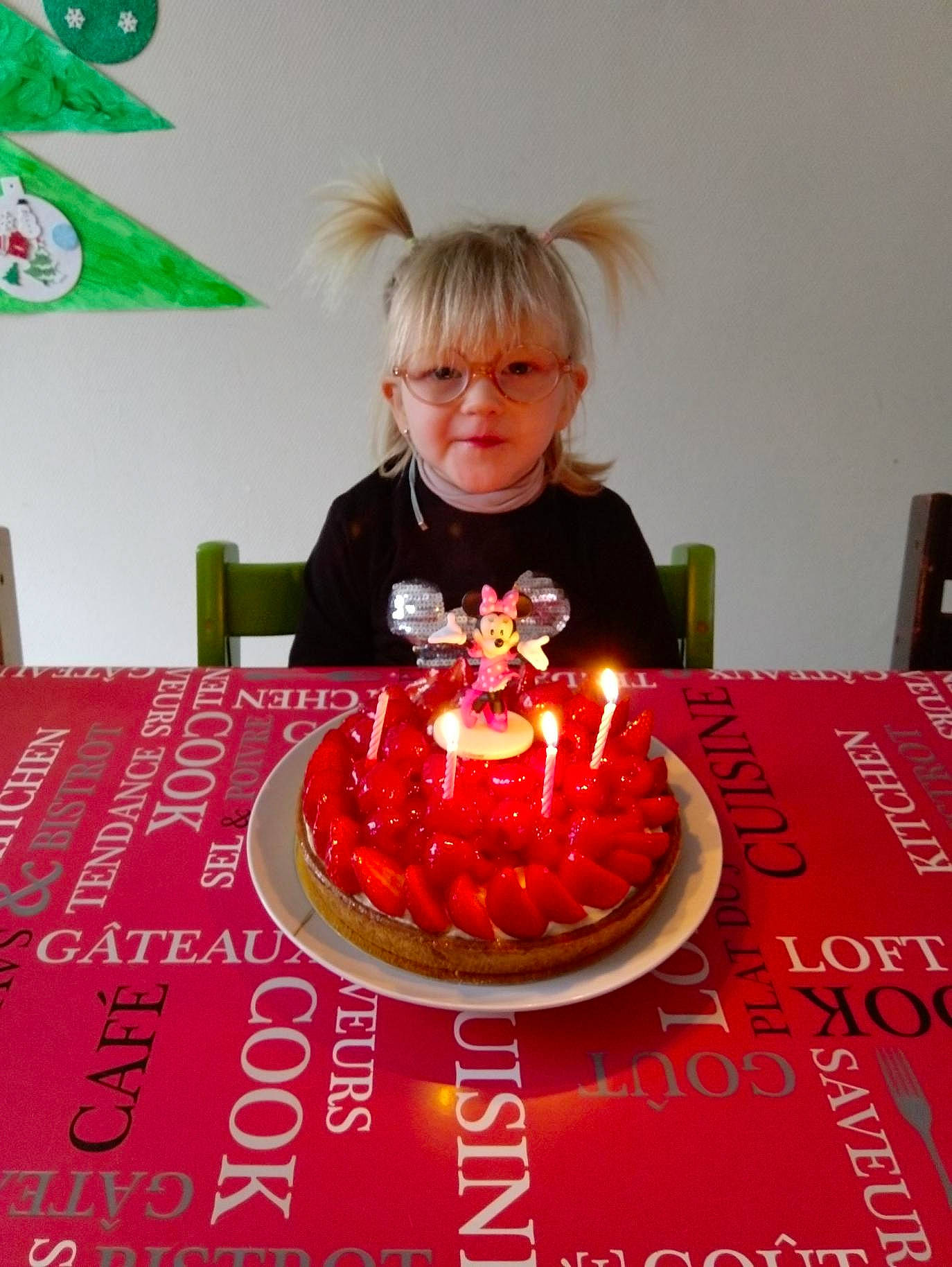 Briffoteaux participe au concours pour gagner de l'argent avec cette photo : baked_goods, birthday, birthday_cake, buttercream, cake, cake_decorating, child, christmas_eve, dessert, event, food, icing, party, pasteles, person, red, sugar_paste, sweetness, table, toddler