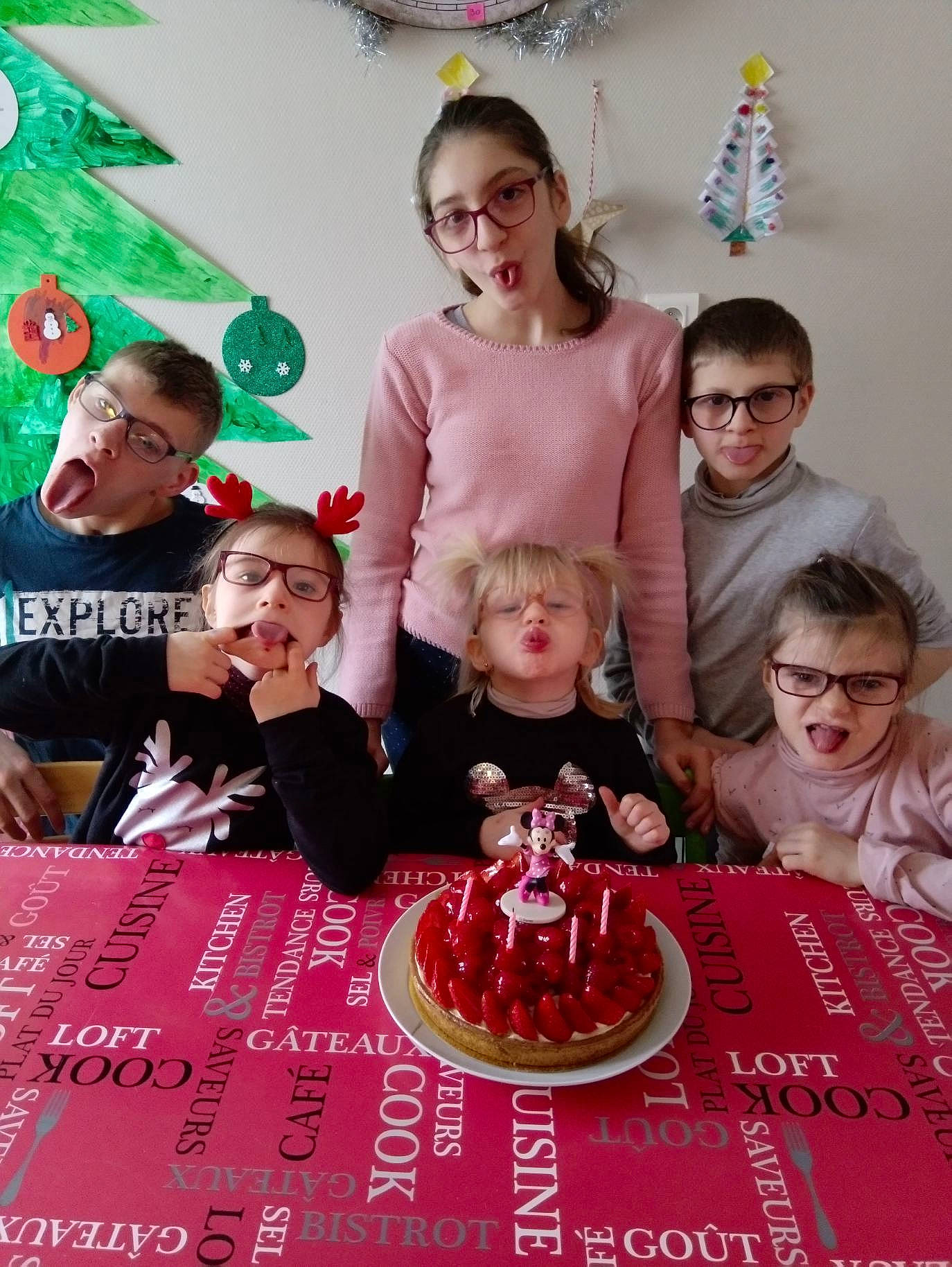 Briffoteaux a rejoint le concours — aidez-le/la à gagner de superbes lots ! baked_goods, birthday, birthday_party, cake, cake_decorating, child, dessert, event, food, happy, party, person, torte