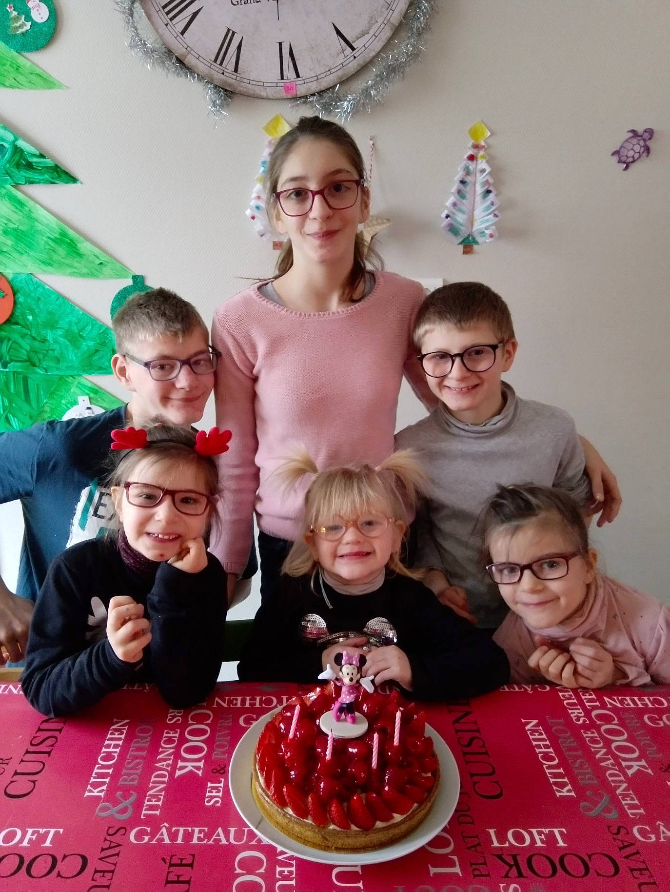 Briffoteaux a rejoint le concours — aidez-le/la à gagner de superbes lots ! baked_goods, birthday, birthday_cake, cake, child, dessert, event, family, father, food, fun, games, happy, joy, party, people, person, red, smile, torte