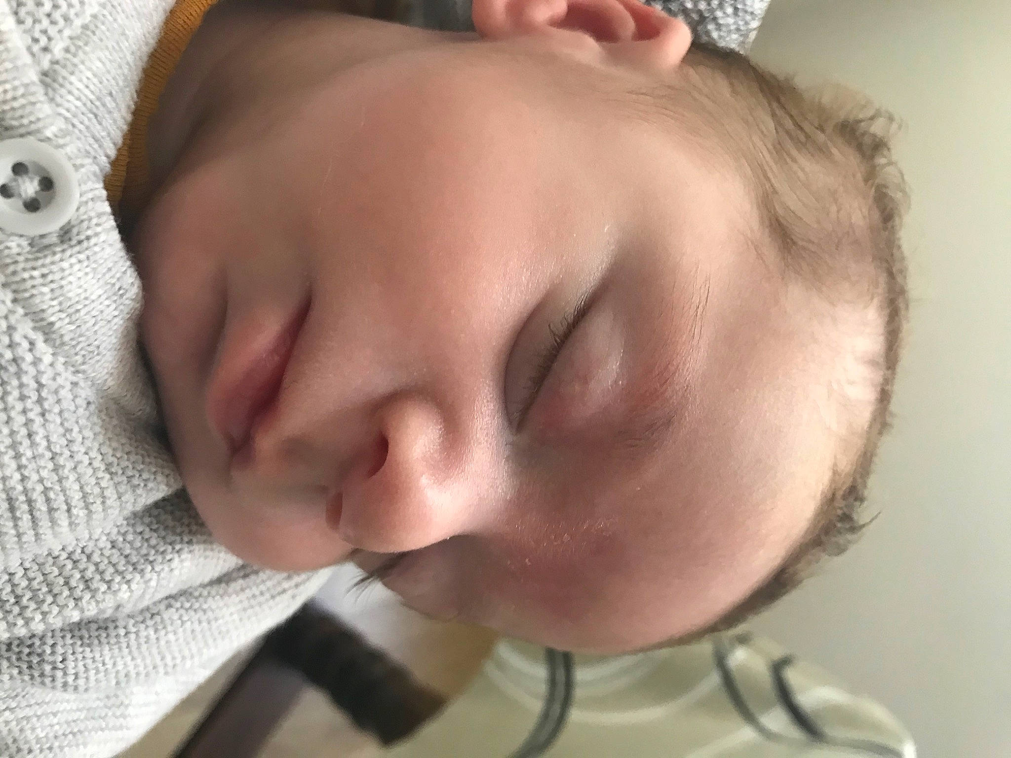 Tiago a rejoint le concours — aidez-le/la à gagner de superbes lots ! baby, cheek, child, chin, close_up, ear, eye, face, facial_expression, forehead, hand, head, jaw, lip, mouth, neck, nose, person, skin, sleep