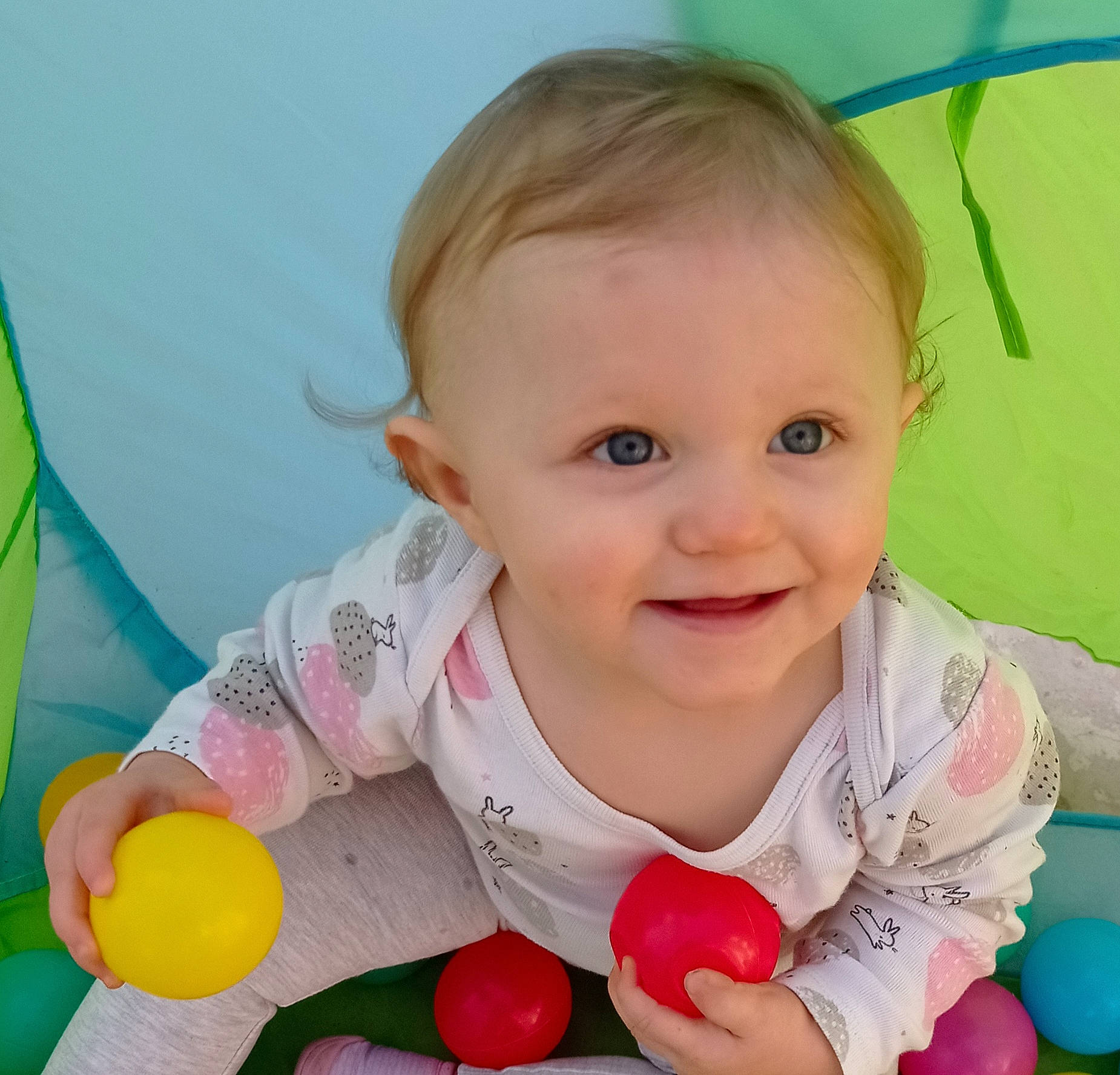 Zoé a rejoint le concours — aidez-le/la à gagner de superbes lots ! arm, baby, baby_playing_with_toys, baby_toddler_clothing, cheek, child, face, facial_expression, finger, green, hairstyle, hand, happy, human_body, joy, nose, person, photograph, pink, skin