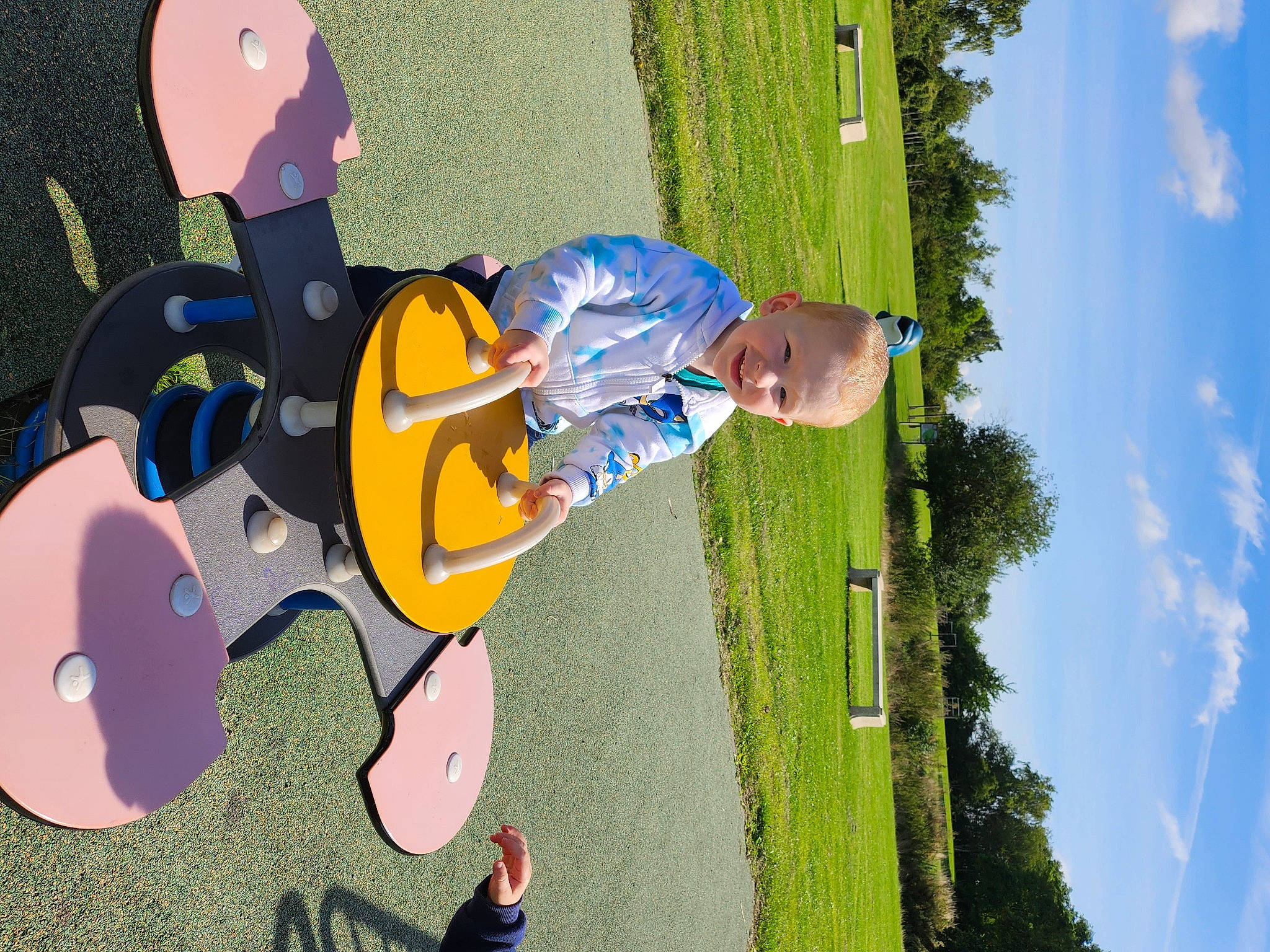 Owen participe au concours pour gagner de l'argent avec cette photo : art, baby, blue, child, cloud, fictional_character, fun, grass, green, happy, joy, lawn, leisure, people_in_nature, person, plant, play, recreation, sky, toddler