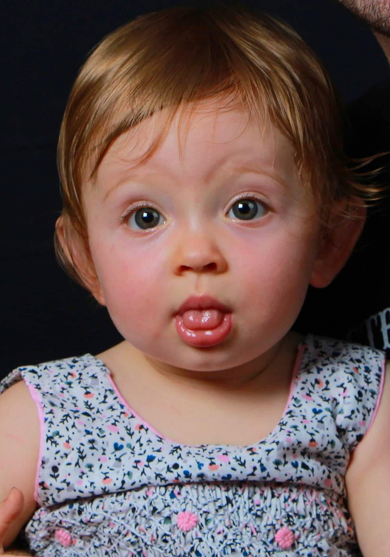 Alice a rejoint le concours — aidez-le/la à gagner de superbes lots ! baby, blond, brown_hair, cheek, child, child_model, chin, close_up, ear, eye, face, forehead, hair, hairstyle, head, iris, lip, nose, person, skin