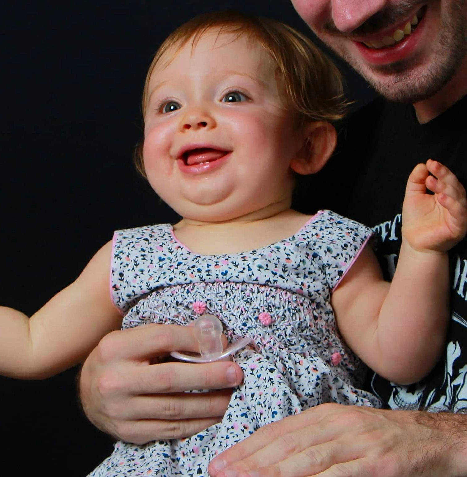Alice participe au concours pour gagner de l'argent avec cette photo : baby, cheek, child, face, facial_expression, finger, gesture, hand, happy, joy, laugh, person, photography, skin, smile, thumb, toddler