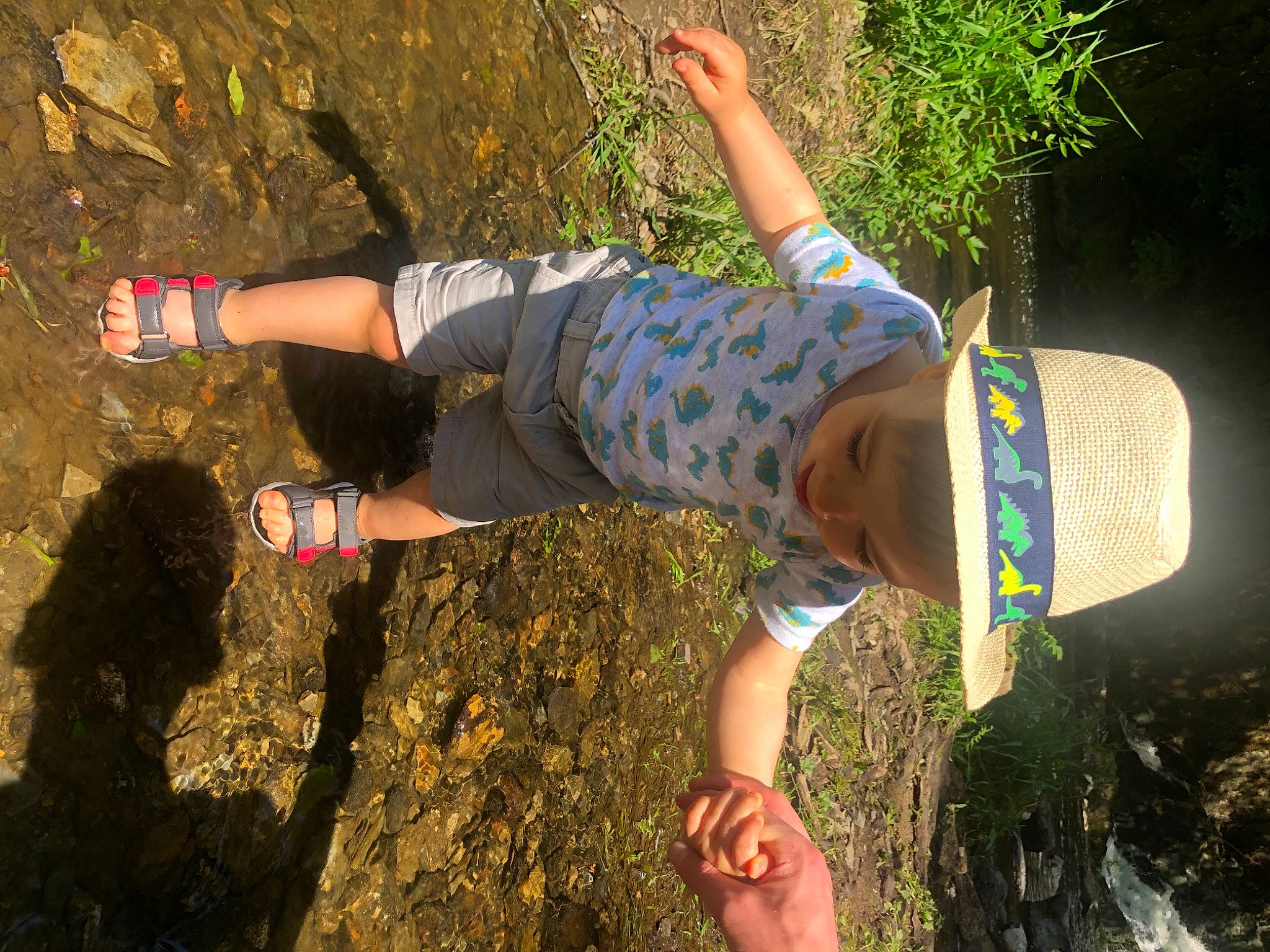 Louis a rejoint le concours — aidez-le/la à gagner de superbes lots ! cool, finger, fun, grass, hand, happy, hat, human_leg, joint, knee, leg, leisure, nature, people_in_nature, person, plant, shoe, shorts, sneakers, t_shirt