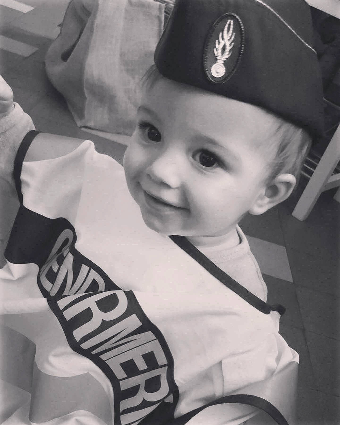 Louis participe au concours pour gagner de l'argent avec cette photo : baby, baby_carriage, black_and_white, cap, costume_hat, eye, eyebrow, face, gesture, happy, hat, head, headwear, iris, monochrome, person, sleeve, smile, style, sun_hat