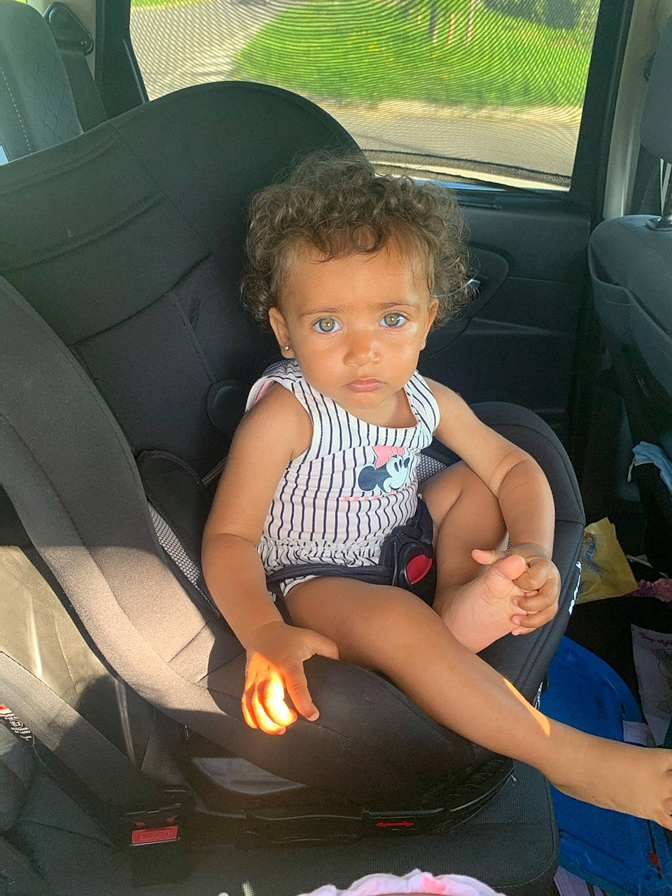 Victoire participe au concours pour gagner de l'argent avec cette photo : auto_part, automotive_design, automotive_exterior, black_hair, car, car_seat, car_seat_cover, comfort, finger, fun, human_body, lap, leg, leisure, motor_vehicle, person, plant, thigh, toddler, vehicle_door