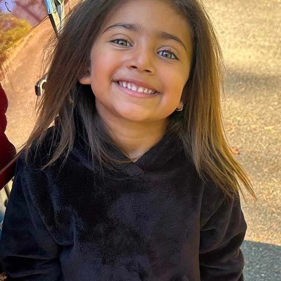 Victoire a rejoint le concours — aidez-le/la à gagner de superbes lots ! berry, child, city, clothing, coat, face, female, food, fruit, girl, grass, head, jacket, person, photography, plant, portrait, road, street, urban