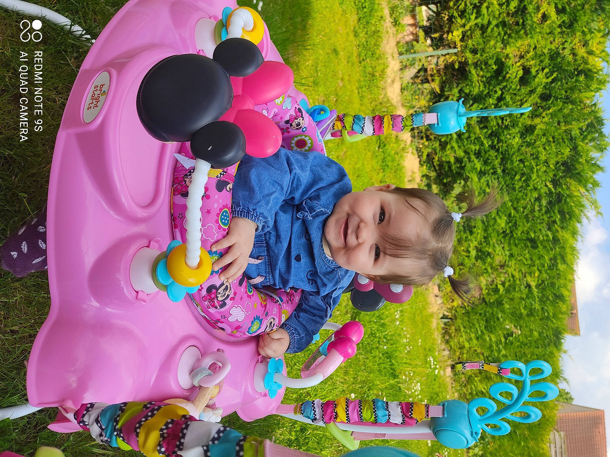 Kessy a rejoint le concours — aidez-le/la à gagner de superbes lots ! baby, baby_products, baby_toddler_clothing, child, fun, grass, green, happy, joy, leisure, magenta, natural_landscape, organism, people_in_nature, person, pink, plant, play, recreation, toddler