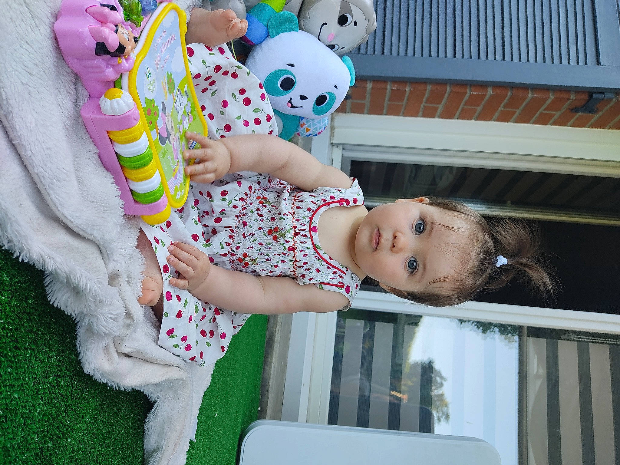 Kessy participe au concours pour gagner de l'argent avec cette photo : baby, baby_products, baby_toddler_clothing, baby_toys, child, comfort, fun, happy, leisure, mammal, pattern, person, plush, sitting, smile, stuffed_toy, toddler, toy, white