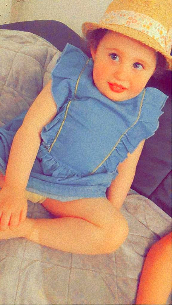 Ambre a rejoint le concours — aidez-le/la à gagner de superbes lots ! baby_toddler_clothing, cap, cheek, chin, comfort, cool, eye, finger, hat, headwear, knee, lip, mouth, muscle, nose, person, shorts, skin, sleeve, sun_hat