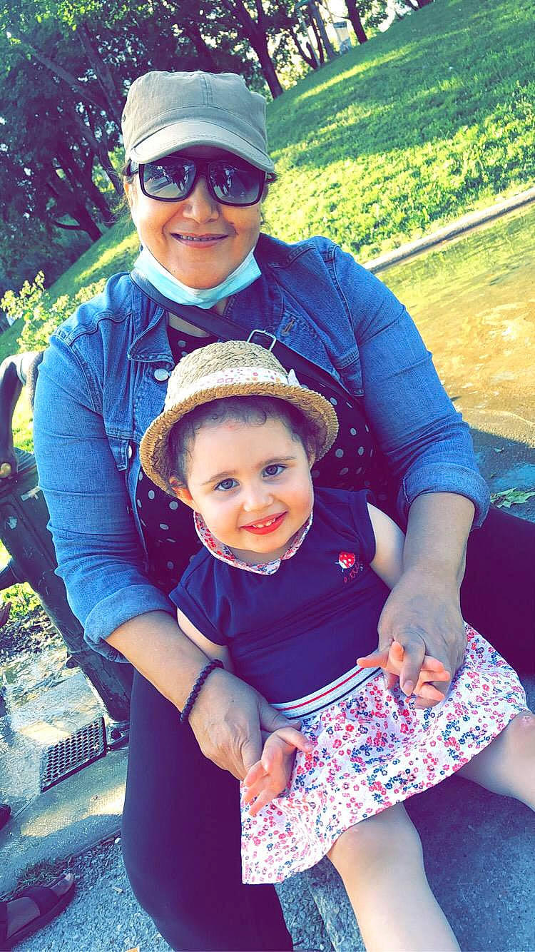 Ambre participe au concours pour gagner de l'argent avec cette photo : blue, botany, cap, clothing, face, facial_expression, fun, goggles, green, happy, hat, headwear, interaction, joy, organ, person, photograph, plant, smile, sun_hat