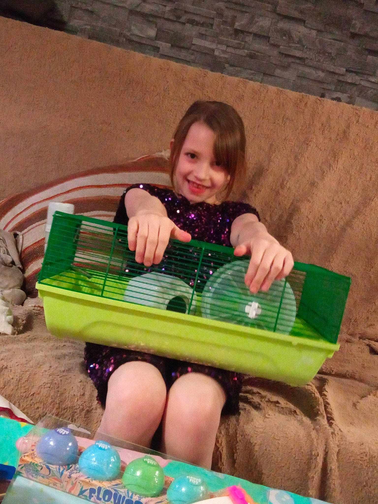 Romane a rejoint le concours — aidez-le/la à gagner de superbes lots ! baby, baby_playing_with_toys, baby_products, baby_safety, baby_toddler_clothing, chair, child, face, fun, grass, happy, joy, leisure, outdoor_furniture, person, recreation, sharing, sitting, skin, smile