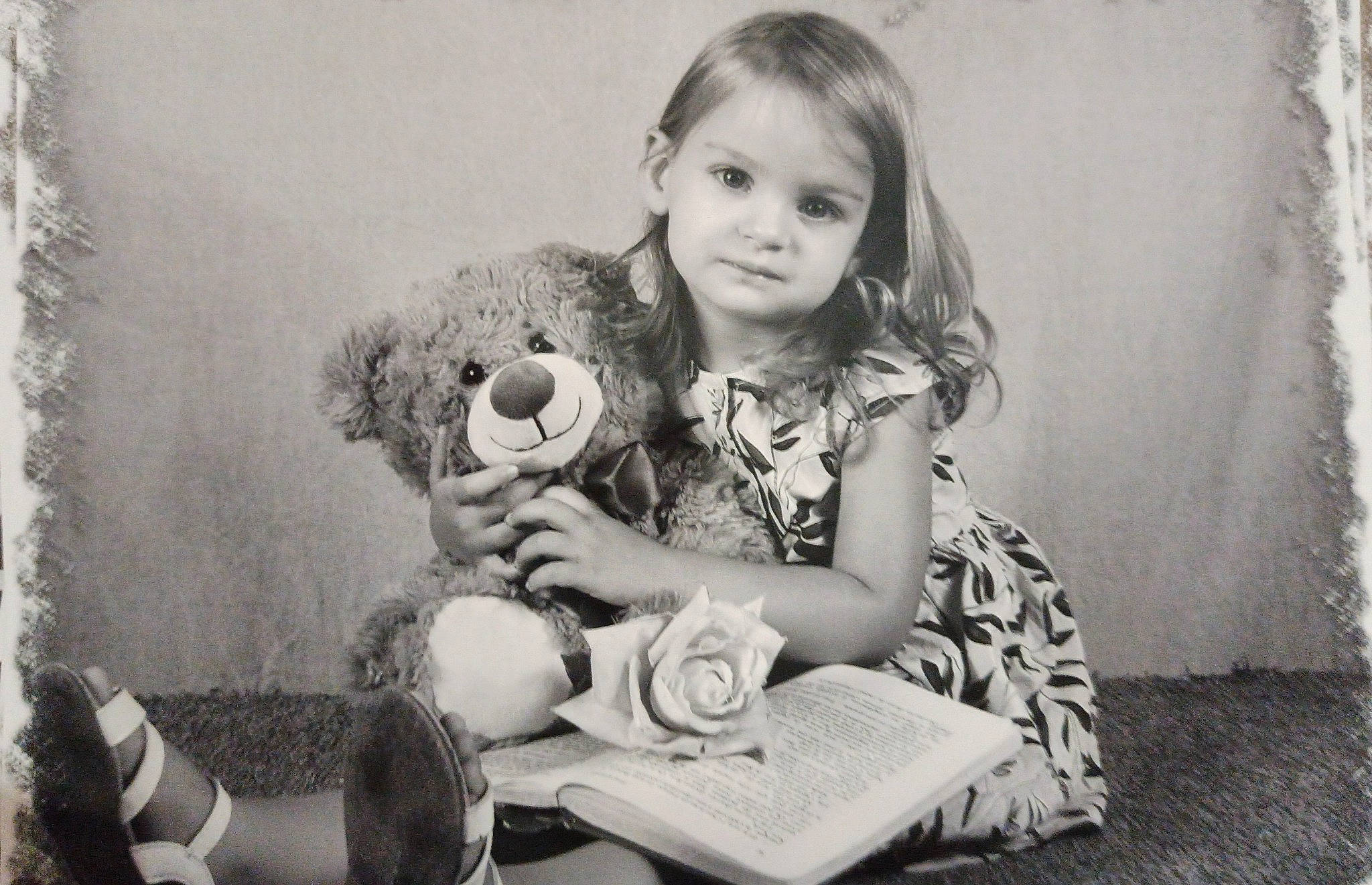Anays a rejoint le concours — aidez-le/la à gagner de superbes lots ! black, black_and_white, book, child, comfort, companion_dog, flash_photography, fur, happy, monochrome, monochrome_photography, person, photograph, sitting, snapshot, stuffed_toy, style, teddy_bear, toddler, toy