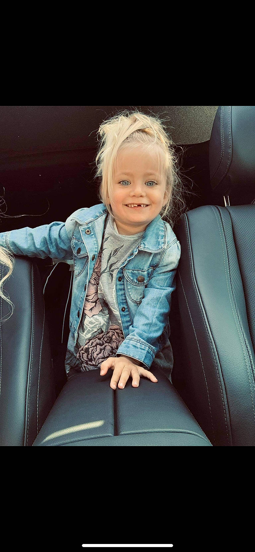 Lyna a rejoint le concours — aidez-le/la à gagner de superbes lots ! auto_part, automotive_design, beauty, blond, car_seat, comfort, cool, electric_blue, flash_photography, fun, happy, joy, luxury_vehicle, motor_vehicle, person, personal_luxury_car, smile, tints_and_shades, toddler, travel