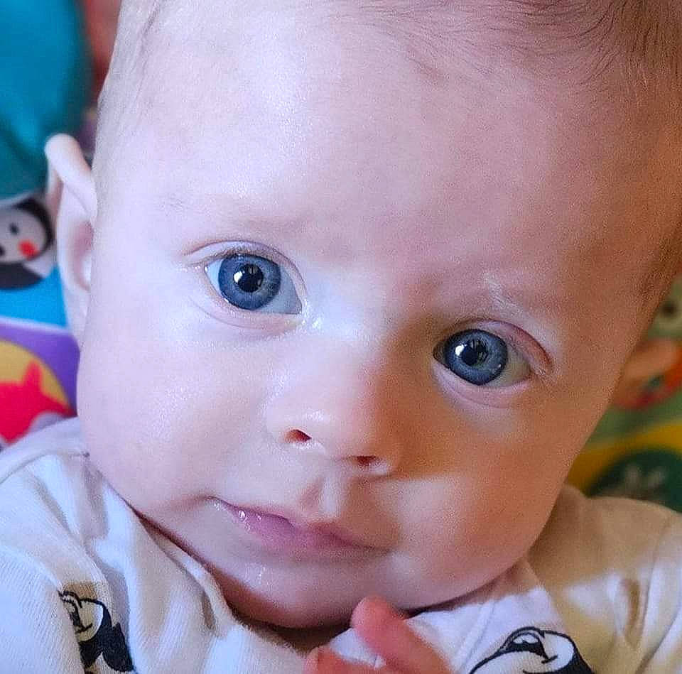 Gabriel a rejoint le concours — aidez-le/la à gagner de superbes lots ! baby, baby_toddler_clothing, cheek, child, chin, close_up, ear, eyebrow, eyelash, finger, gesture, hairstyle, happy, iris, lip, mouth, nose, person, skin, thumb