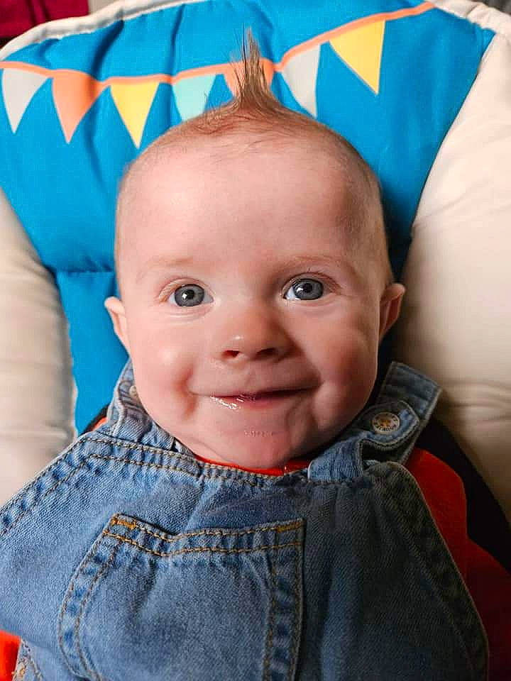 Gabriel a rejoint le concours — aidez-le/la à gagner de superbes lots ! azure, baby, baby_toddler_clothing, blue, cheek, child, cool, electric_blue, eyebrow, hairstyle, happy, iris, joy, outerwear, person, pink, skin, sleeve, smile, textile