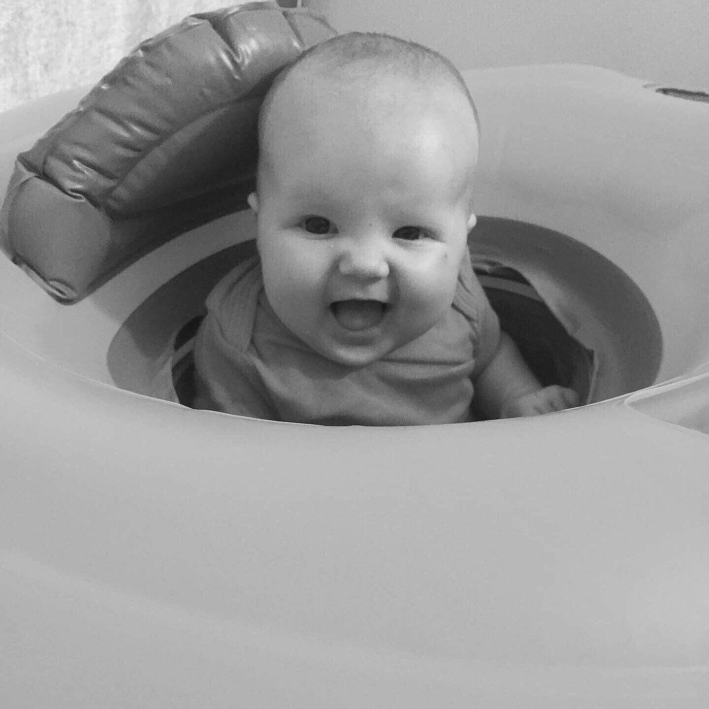 Malya a rejoint le concours — aidez-le/la à gagner de superbes lots ! baby, black, black_and_white, cheek, child, chin, eye, face, facial_expression, fun, head, monochrome, mouth, nose, person, photograph, product, skin, smile, toddler