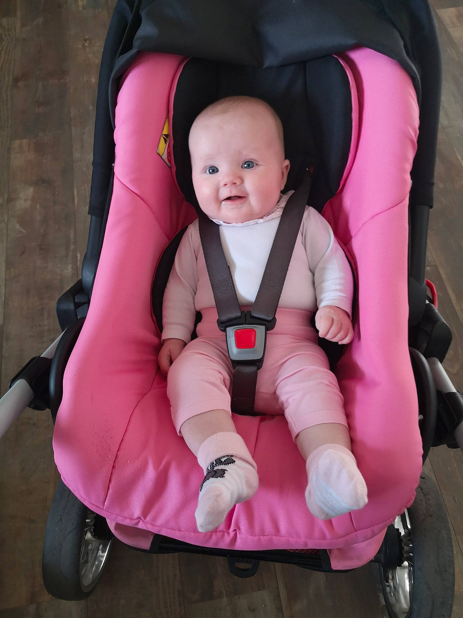 Malya a rejoint le concours — aidez-le/la à gagner de superbes lots ! baby, baby_carriage, baby_carrier, baby_in_car_seat, baby_products, car_seat, car_seat_cover, child, comfort, person, pink, product, toddler