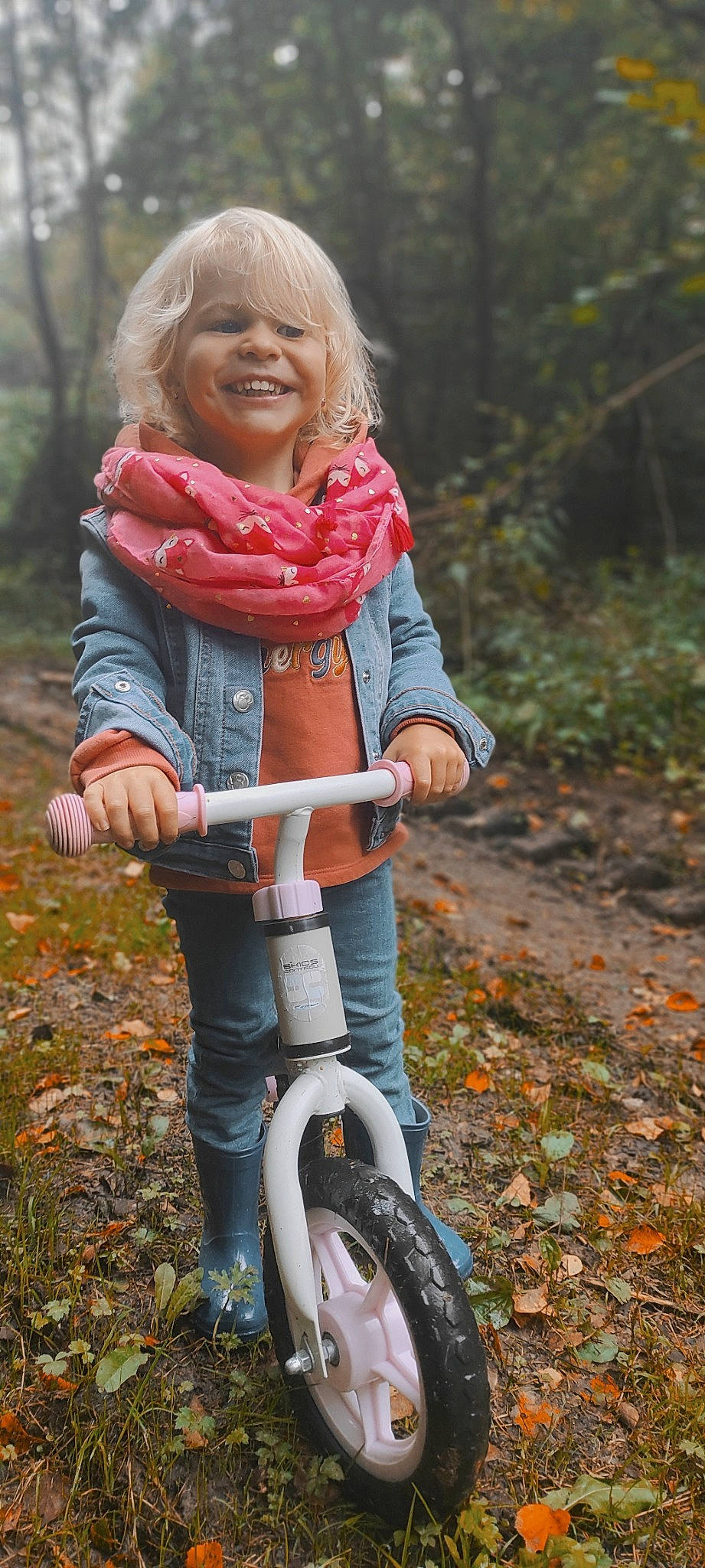 Ambre participe au concours pour gagner de l'argent avec cette photo : bicycle_frame, bicycle_wheel, boot, child, eye, face, grass, hair, happy, head, jeans, joy, people_in_nature, person, plant, scarf, smile, soil, street_fashion, tire