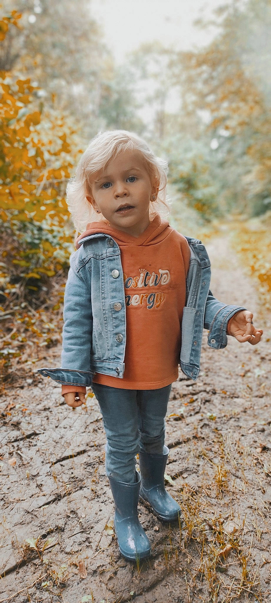 Ambre a rejoint le concours — aidez-le/la à gagner de superbes lots ! blond, brown_hair, child, clothing, denim, electric_blue, face, grass, happy, outerwear, people_in_nature, person, plant, sleeve, soil, standing, street_fashion, t_shirt, toddler, winter