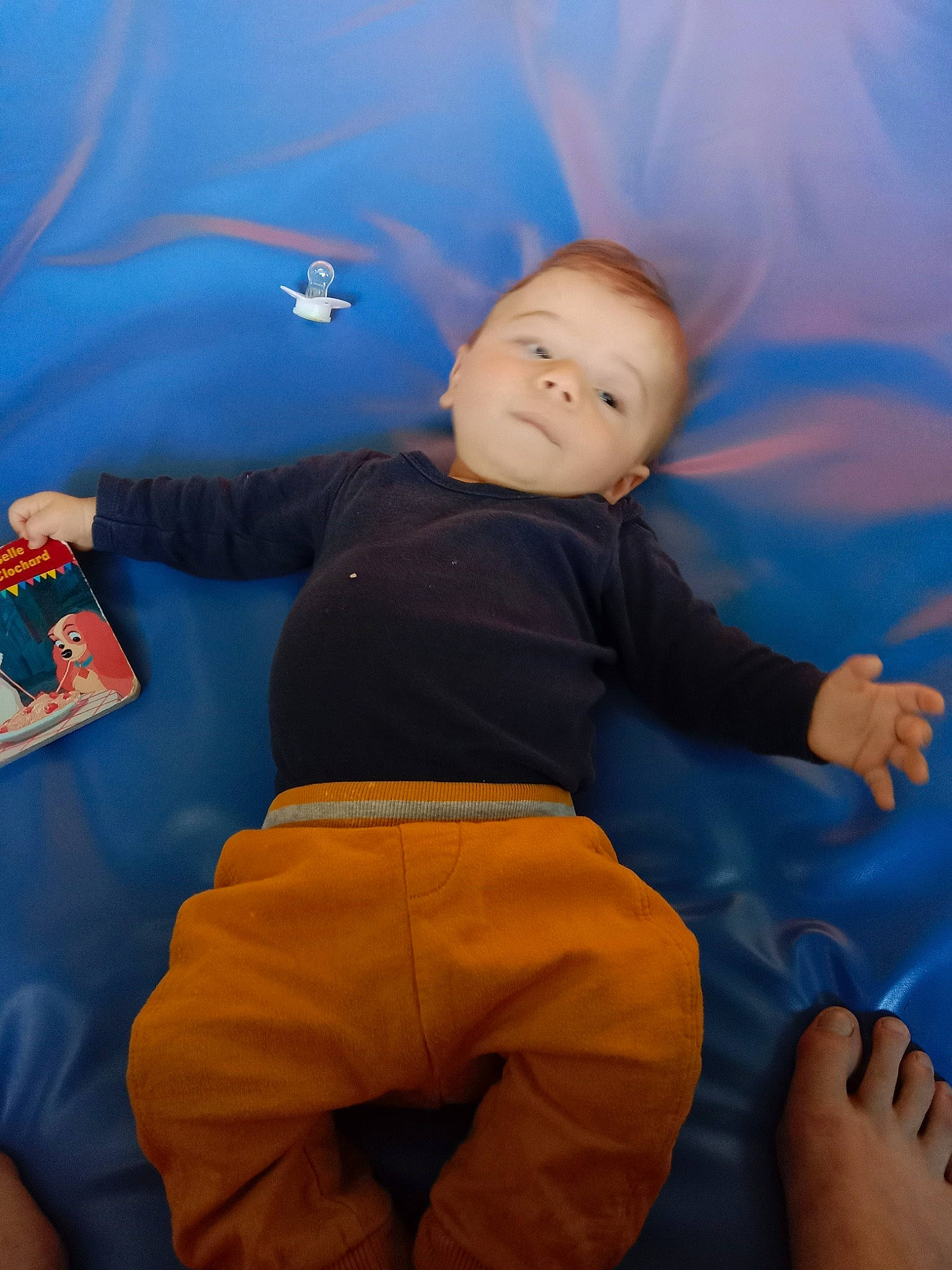 Mathys a rejoint le concours — aidez-le/la à gagner de superbes lots ! azure, baby_toddler_clothing, blue, child, cloud, comfort, electric_blue, finger, flash_photography, fun, gesture, hand, happy, human_body, leisure, orange, person, sky, standing, t_shirt