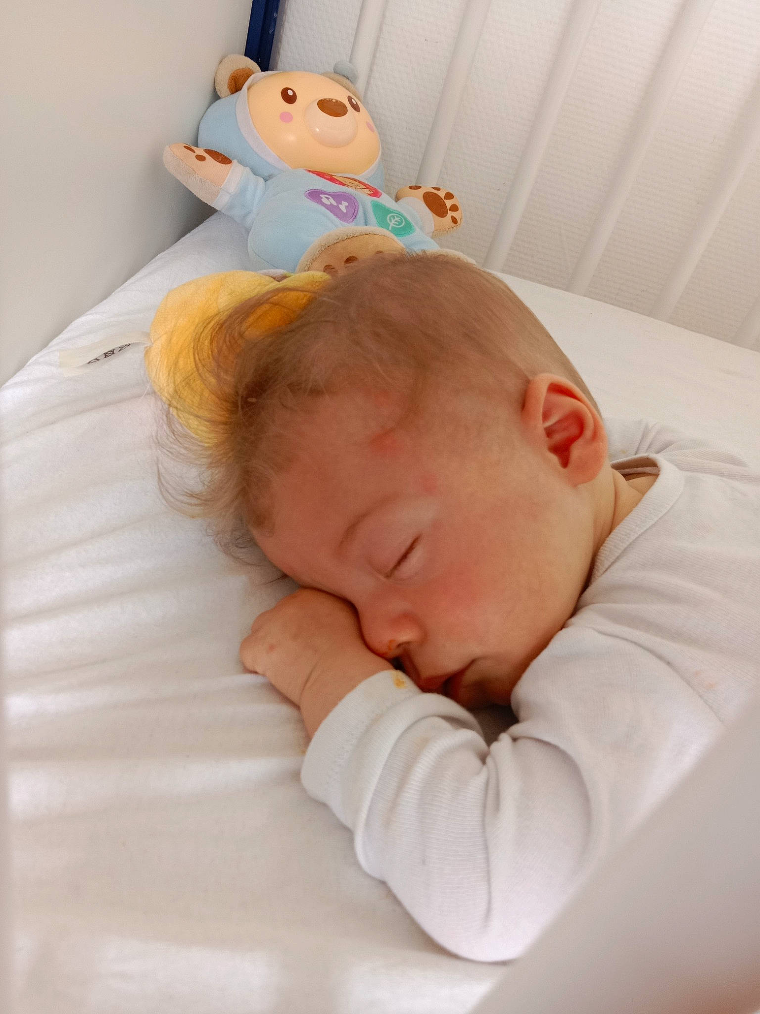 Mathys a rejoint le concours — aidez-le/la à gagner de superbes lots ! baby, baby_products, baby_sleeping, baby_toddler_clothing, bed, bed_sheet, bedding, bedtime, child, comfort, finger, happy, linens, nap, person, portrait_photography, room, sleep, stuffed_toy, toddler