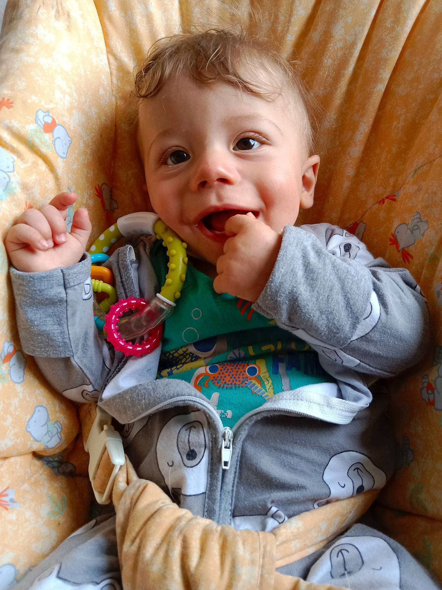 Mathys participe au concours pour gagner de l'argent avec cette photo : baby, baby_toddler_clothing, cheek, eye, face, facial_expression, finger, happy, head, human_body, iris, lip, mouth, nose, person, product, skin, sleeve, smile, textile