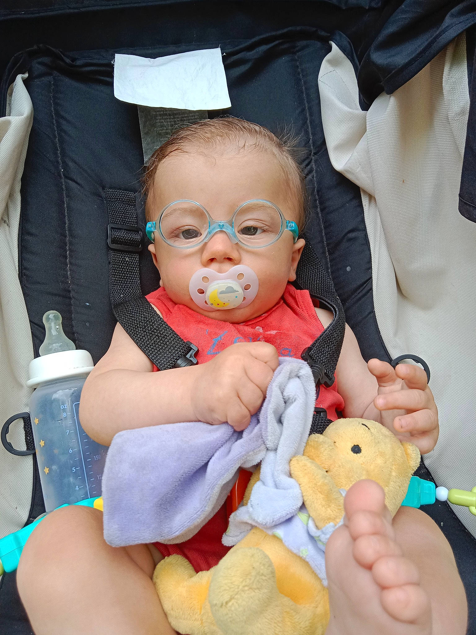 Mathys participe au concours pour gagner de l'argent avec cette photo : baby, baby_products, baby_toddler_clothing, chair, cheek, child, comfort, eye, facial_expression, finger, fun, gesture, head, human_body, mouth, organ, person, skin, textile, thumb