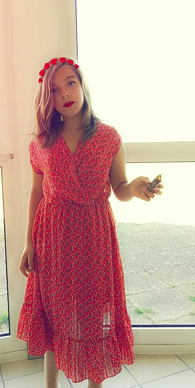 Chloe participe au concours pour gagner de l'argent avec cette photo : day_dress, dress, embellishment, event, fashion_design, fashion_model, formal_wear, hairstyle, joint, long_hair, magenta, neck, one_piece_garment, pattern, peach, person, pink, shoulder, sleeve, textile