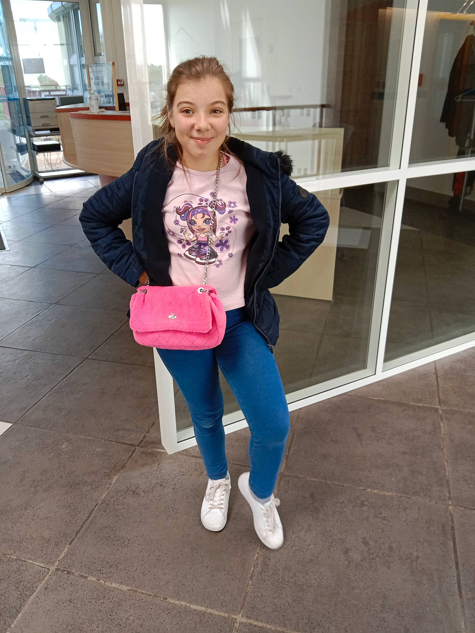 Chloe participe au concours pour gagner de l'argent avec cette photo : active_pants, boot, denim, face, fashion_design, flooring, fun, fur, head, human_leg, jeans, joy, knee, magenta, person, sleeve, smile, sportswear, sweatpant, t_shirt