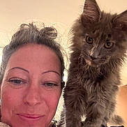 Shelby a rejoint le concours — aidez-le/la à gagner de superbes lots ! woman, cat, kitten, pet, portrait, indoor, smile, furry, face, hair, animal, closeup, cozy, friendly, cute, curious, warm_light, skin, shoulder, expression