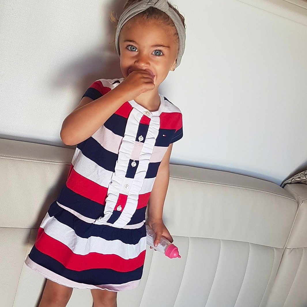 Cassidy participe au concours pour gagner de l'argent avec cette photo : child, child_model, joint, leg, person, photography, shoe, shoulder, thigh, toddler, white