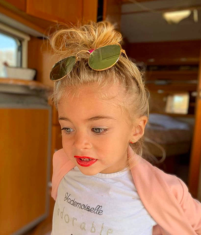 Cassidy participe au concours pour gagner de l'argent avec cette photo : baby, blond, child, chin, ear, face, fashion_accessory, forehead, hair, hair_accessory, hairstyle, head, headband, headgear, person, room, toddler