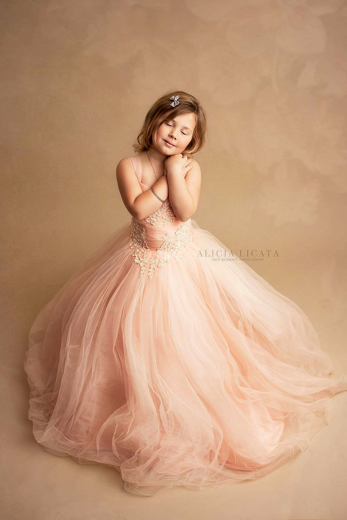 Eva participe au concours pour gagner de l'argent avec cette photo : arm, bridal_clothing, bridal_party_dress, clothing, dress, embellishment, eye, eyebrow, flash_photography, gown, hair, happy, head, human_body, iris, neck, one_piece_garment, person, sleeve, waist