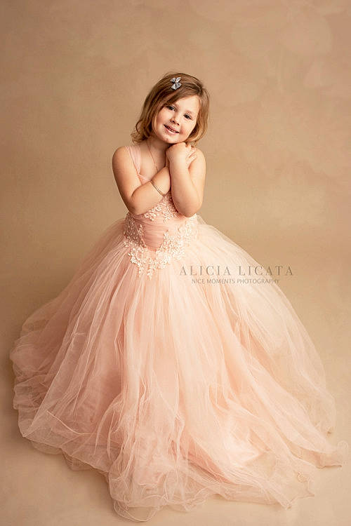 Eva participe au concours pour gagner de l'argent avec cette photo : bridal_clothing, bridal_party_dress, clothing, costume, day_dress, dress, embellishment, flash_photography, formal_wear, gown, joy, long_hair, model, one_piece_garment, peach, person, photo_shoot, pink, ruffle, shoulder