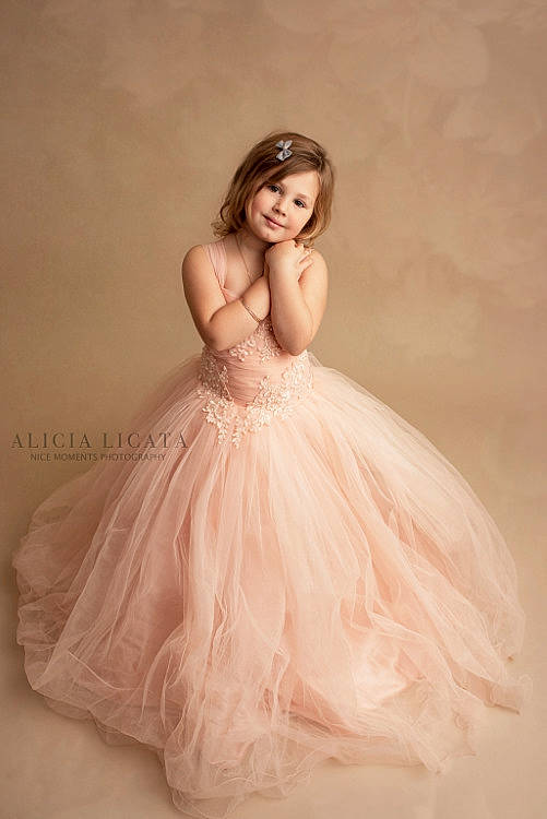 Eva a rejoint le concours — aidez-le/la à gagner de superbes lots ! bridal_clothing, bridal_party_dress, clothing, costume, day_dress, dress, embellishment, flash_photography, formal_wear, gown, hairstyle, joy, long_hair, one_piece_garment, peach, person, photo_shoot, pink, portrait_photography, ruffle