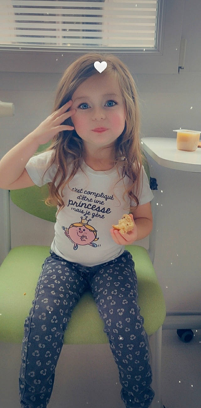 Alysson participe au concours pour gagner de l'argent avec cette photo : child, cool, eyelash, facial_expression, finger, hair, hairstyle, happy, joint, knee, lip, long_hair, organ, person, shoulder, sleeve, sportswear, t_shirt, thigh, waist