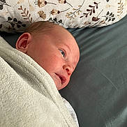 Amaël a rejoint le concours — aidez-le/la à gagner de superbes lots ! newborn, baby, blanket, pillow, floral_pattern, face, head, infant, lying_down, soft_texture, indoor, closeup, cute, child, person, sleeping_area, resting, wrapped, calm, cozy