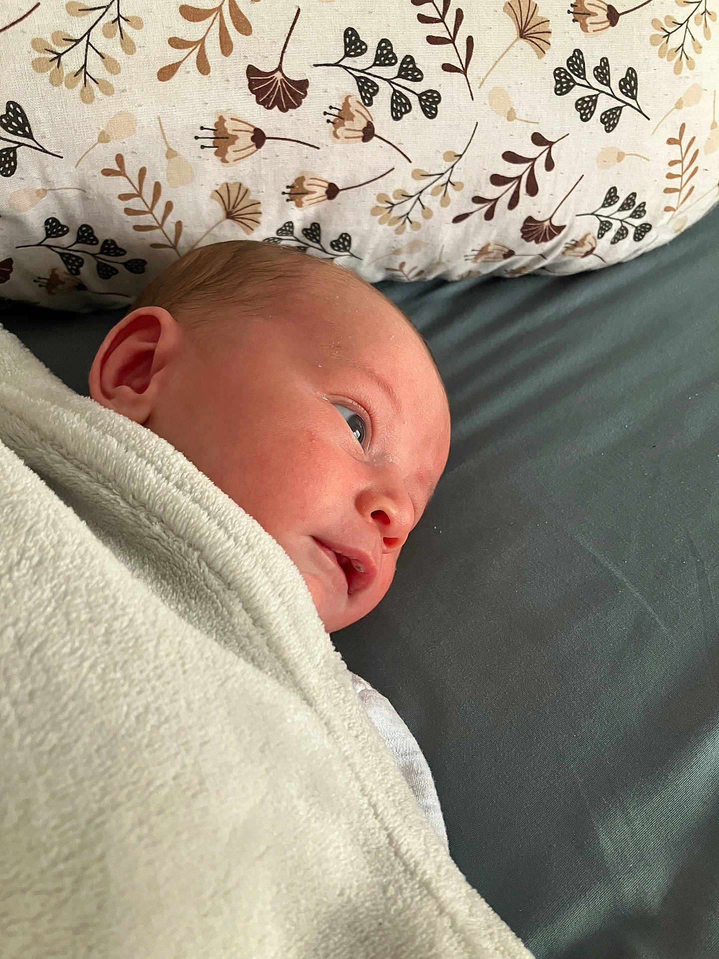 Amaël a rejoint le concours — aidez-le/la à gagner de superbes lots ! newborn, baby, blanket, pillow, floral_pattern, face, head, infant, lying_down, soft_texture, indoor, closeup, cute, child, person, sleeping_area, resting, wrapped, calm, cozy