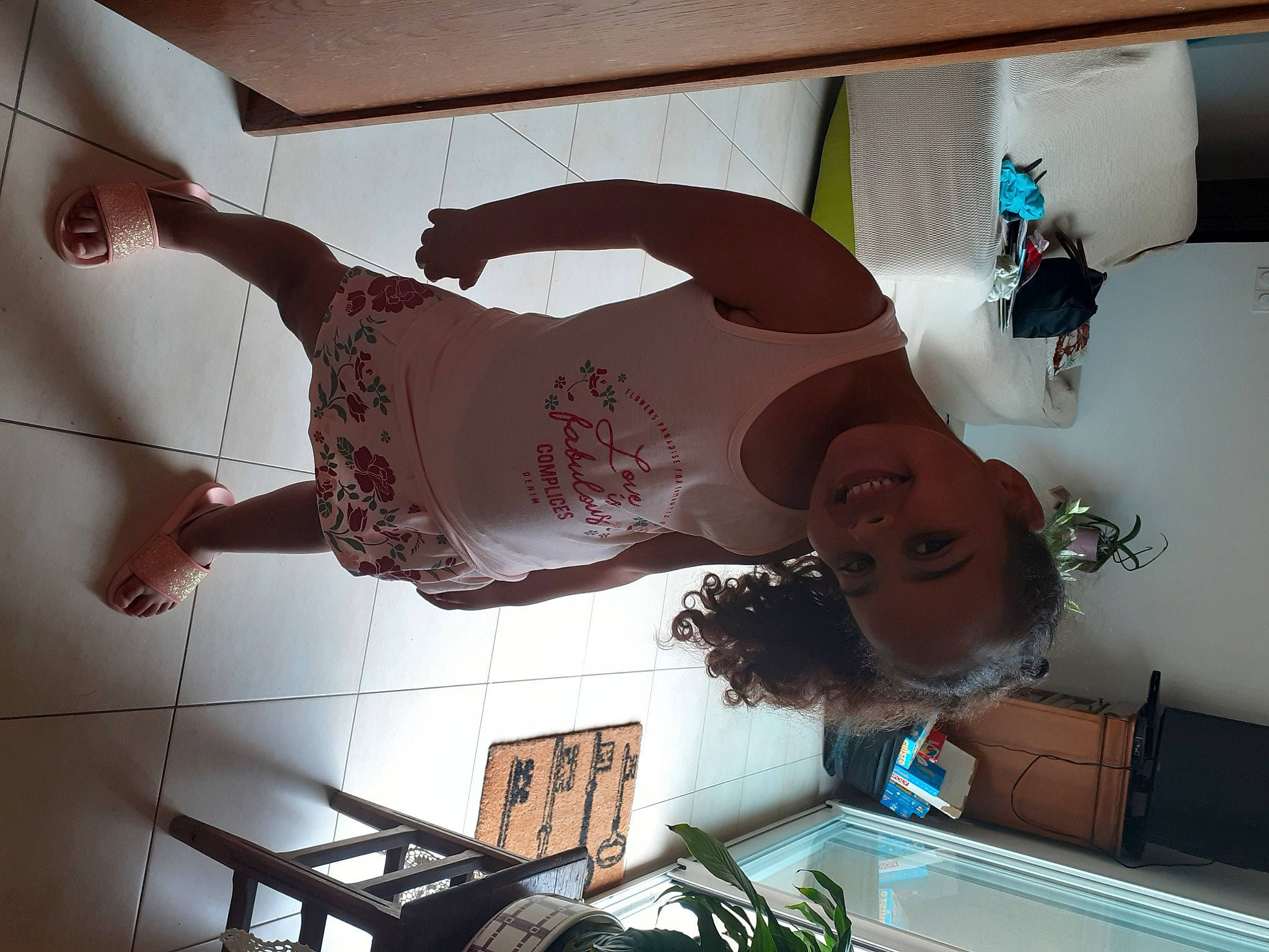 Zahra participe au concours pour gagner de l'argent avec cette photo : joy, person, under_exposed