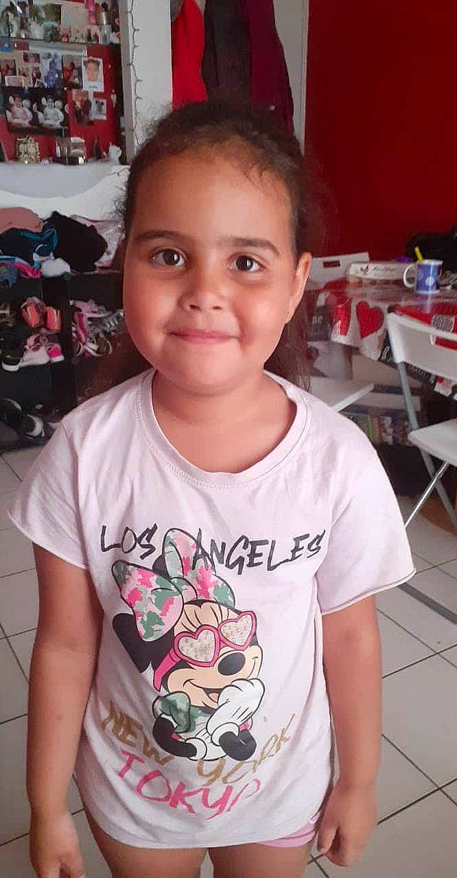 Zahra participe au concours pour gagner de l'argent avec cette photo : arm, cheek, child, cool, face, forehead, joy, neck, person, plant, shoulder, smile, t_shirt, toddler, top